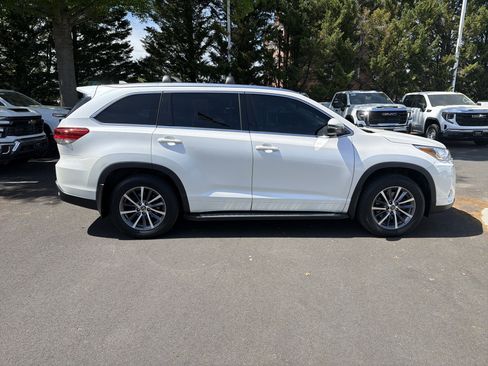 Used 2018 Toyota Highlander XLE image 11