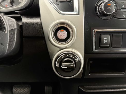 Used 2018 Nissan Titan SV AWD/4WD image 32