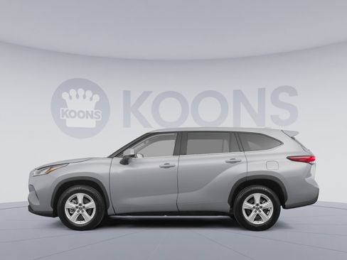Used 2022 Toyota Highlander LE AWD/4WD image 2