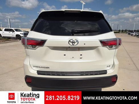 Used 2016 Toyota Highlander Plus FWD image 4