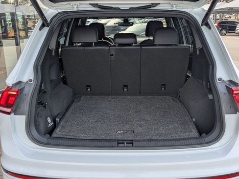 Used 2022 Volkswagen Tiguan SE R-Line image 18