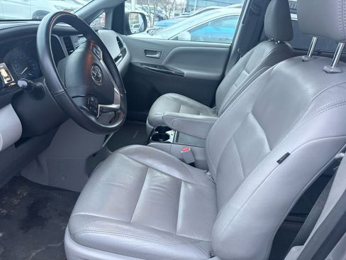 Certified 2017 Toyota Sienna XLE Premium image 7