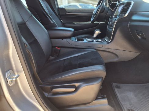 Used 2018 Jeep Grand Cherokee Altitude RWD image 11