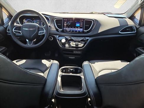 Used 2025 Chrysler Pacifica Select image 16