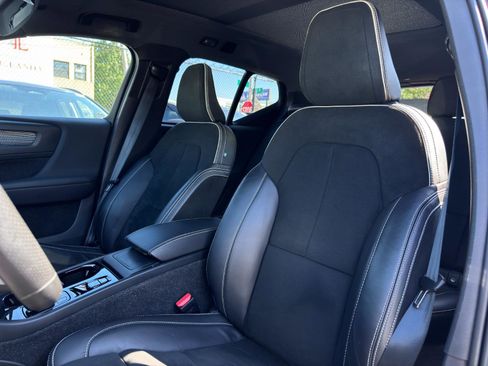 Used 2021 Volvo XC40 T5 R-Design w/ Climate Package image 16