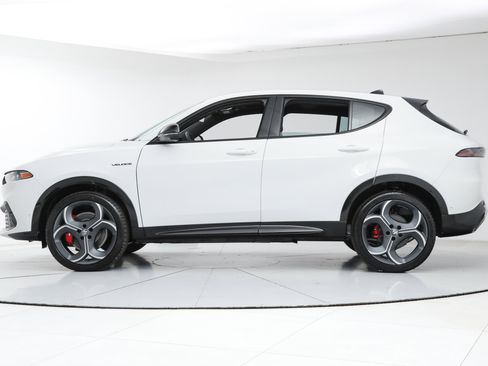 New 2026 Alfa Romeo Tonale Veloce w/ Quick Order Package 23H Volce AWD/4WD image 2