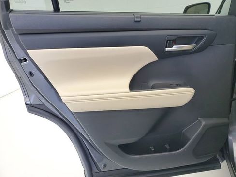 Used 2023 Toyota Highlander XLE image 17