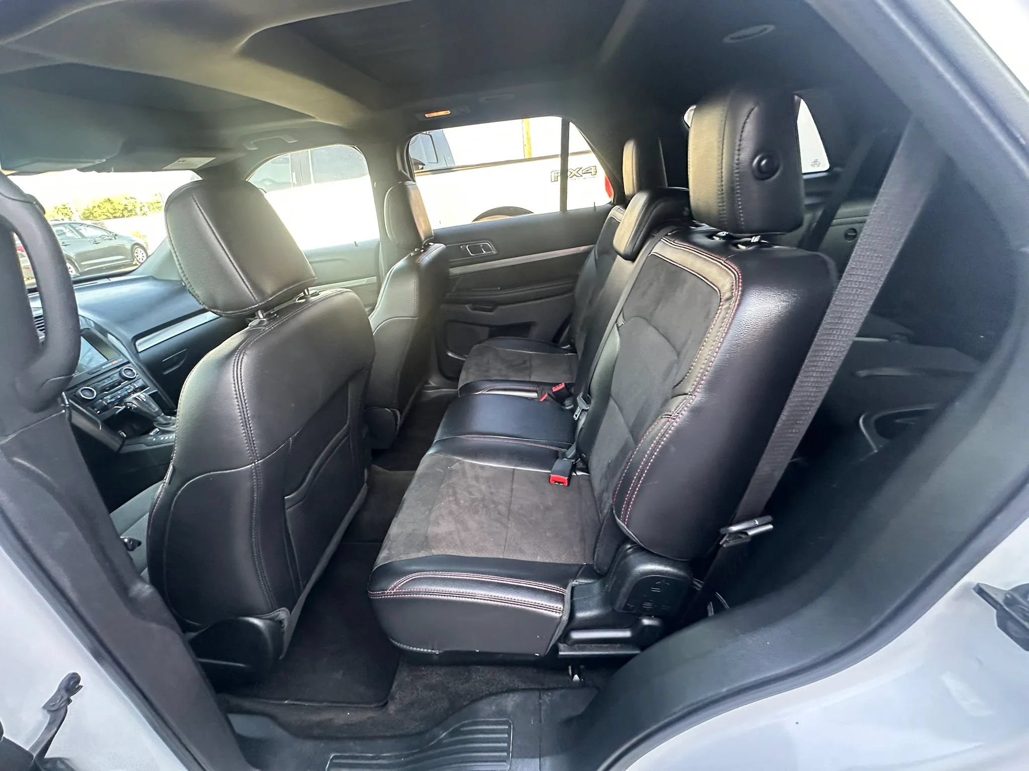 Used 2018 Ford Explorer XLT w/ Equipment Group 202A FWD image 35