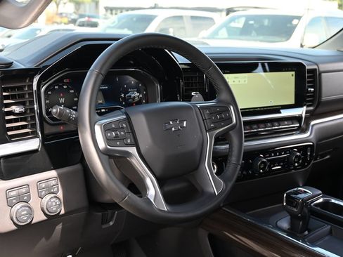 Used 2024 Chevrolet Silverado 1500 LT Trail Boss w/ LT Trail Boss Premium Package AWD/4WD image 17