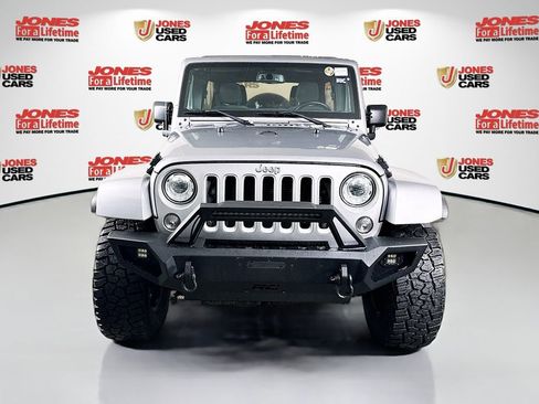 Used 2018 Jeep Wrangler Unlimited Sahara w/ Connectivity Group image 8