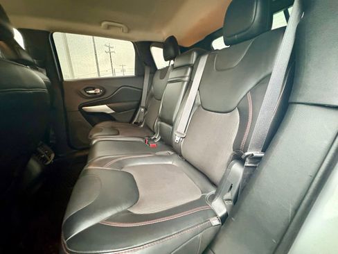 Used 2018 Jeep Cherokee Trailhawk w/ Comfort/Convenience Group AWD/4WD image 15
