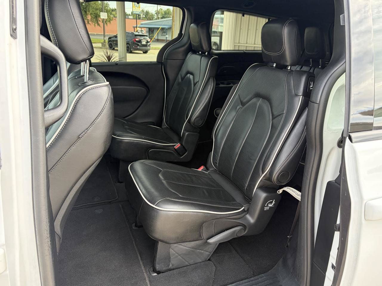 Used 2025 Chrysler Pacifica Limited FWD image 8