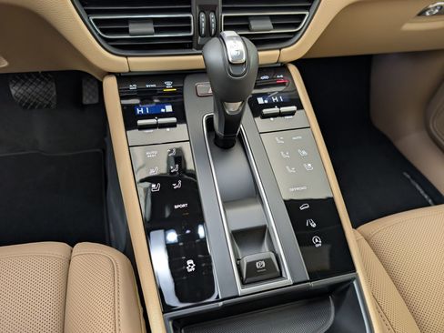 New 2026 Porsche Macan image 24