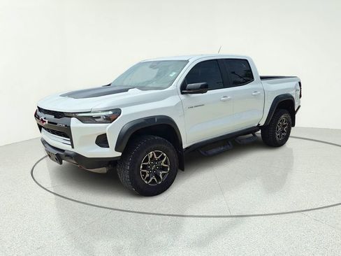 Used 2025 Chevrolet Colorado ZR2 w/ Technology Package AWD/4WD image 2