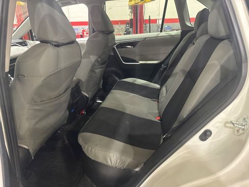 Used 2022 Toyota RAV4 XLE Premium AWD/4WD image 7