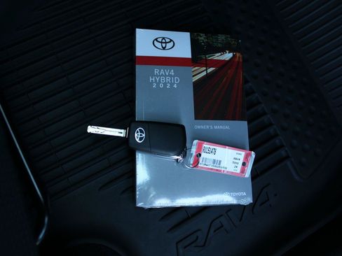 Used 2024 Toyota RAV4 LE AWD/4WD image 30
