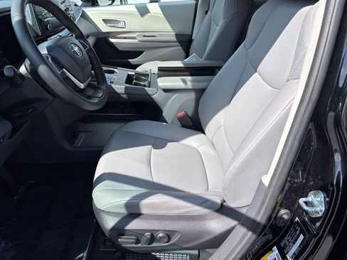 Certified 2023 Toyota Sienna XLE image 19