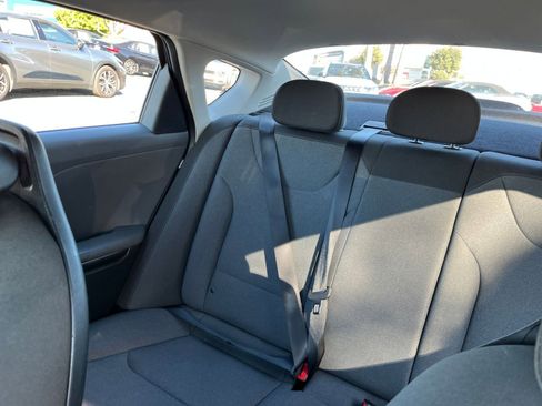 Used 2025 Kia K4 LXS image 40