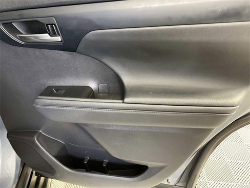 Used 2021 Toyota Highlander XLE image 23