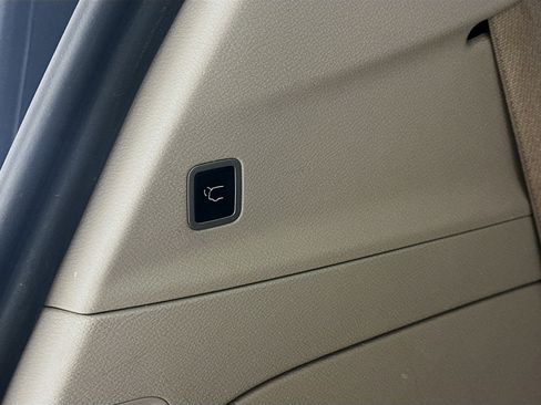 Used 2020 Chrysler Pacifica Touring-L FWD image 31