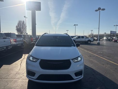 Used 2025 Chrysler Pacifica Limited image 7