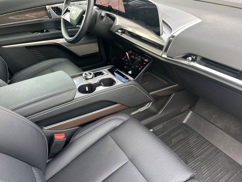 Used 2026 Cadillac Vistiq Sport w/ LPO, Floor Liner Package image 19