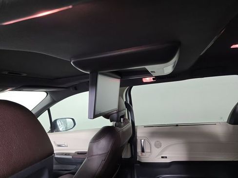 Used 2023 Toyota Sienna Platinum FWD image 17
