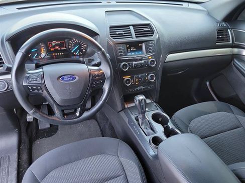 Used 2018 Ford Explorer XLT FWD image 9