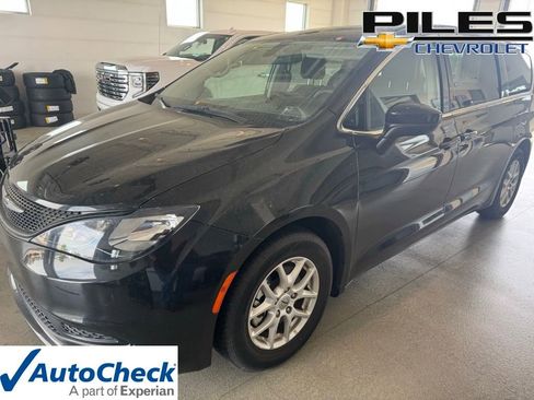 Used 2022 Chrysler Voyager LX image 1