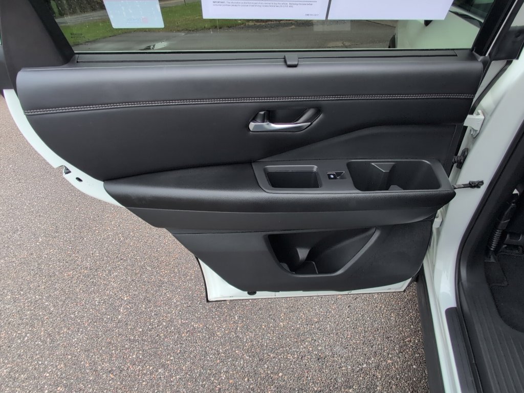 Used 2023 Nissan Pathfinder Platinum AWD/4WD image 14