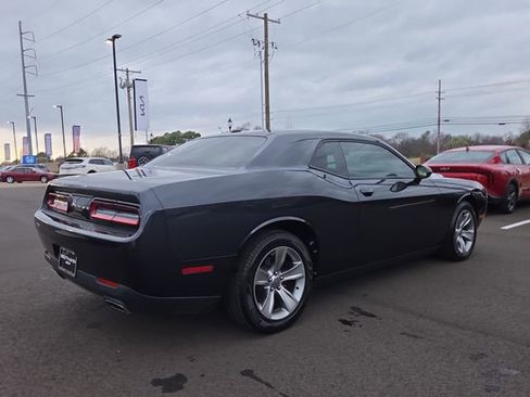 Used 2016 Dodge Challenger SXT image 5