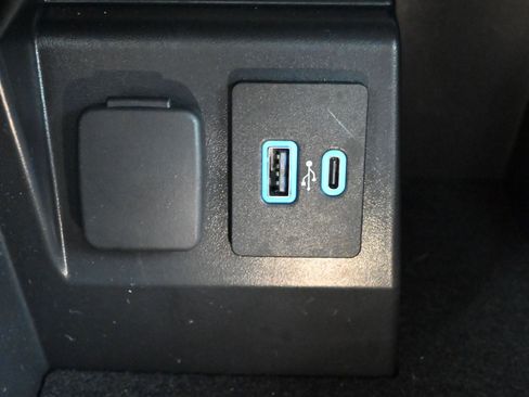 Used 2021 Ford Explorer XLT w/ Equipment Group 202A image 18