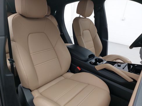 Certified 2026 Porsche Cayenne Coupe AWD/4WD image 12