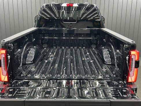 Used 2025 Ford F250 Platinum w/ FX4 Off-Road Package image 17