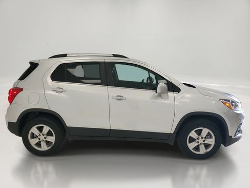 Used 2019 Chevrolet Trax LT w/ LT Convenience Package AWD/4WD image 2