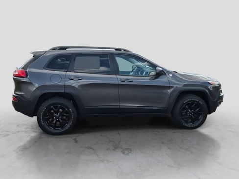 Used 2017 Jeep Cherokee Trailhawk AWD/4WD image 9