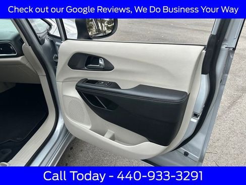 Used 2023 Chrysler Pacifica Touring-L FWD image 13