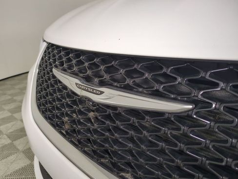 Used 2024 Chrysler Pacifica Limited image 13