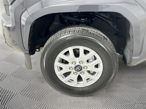Used 2025 Toyota Tacoma SR5 AWD/4WD image 25