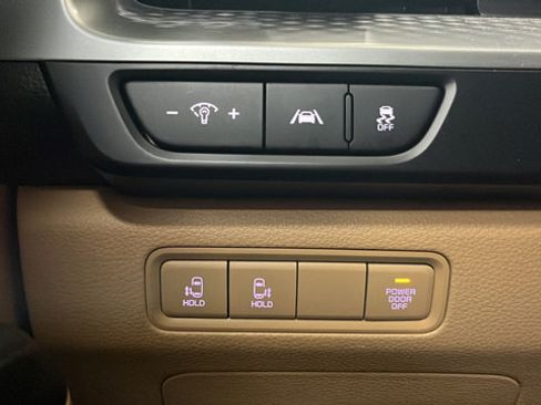 Used 2024 Kia Carnival LX FWD image 32
