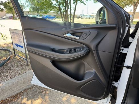 Used 2025 Buick Encore GX Preferred AWD/4WD image 18