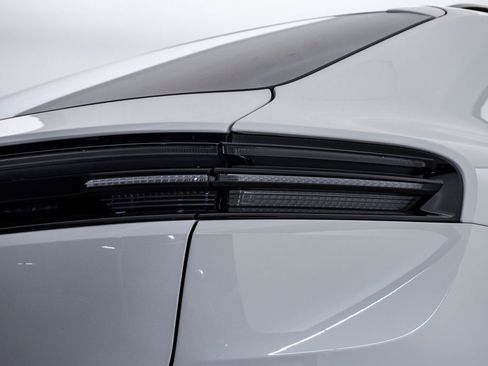 Certified 2025 Porsche Macan Electric image 12