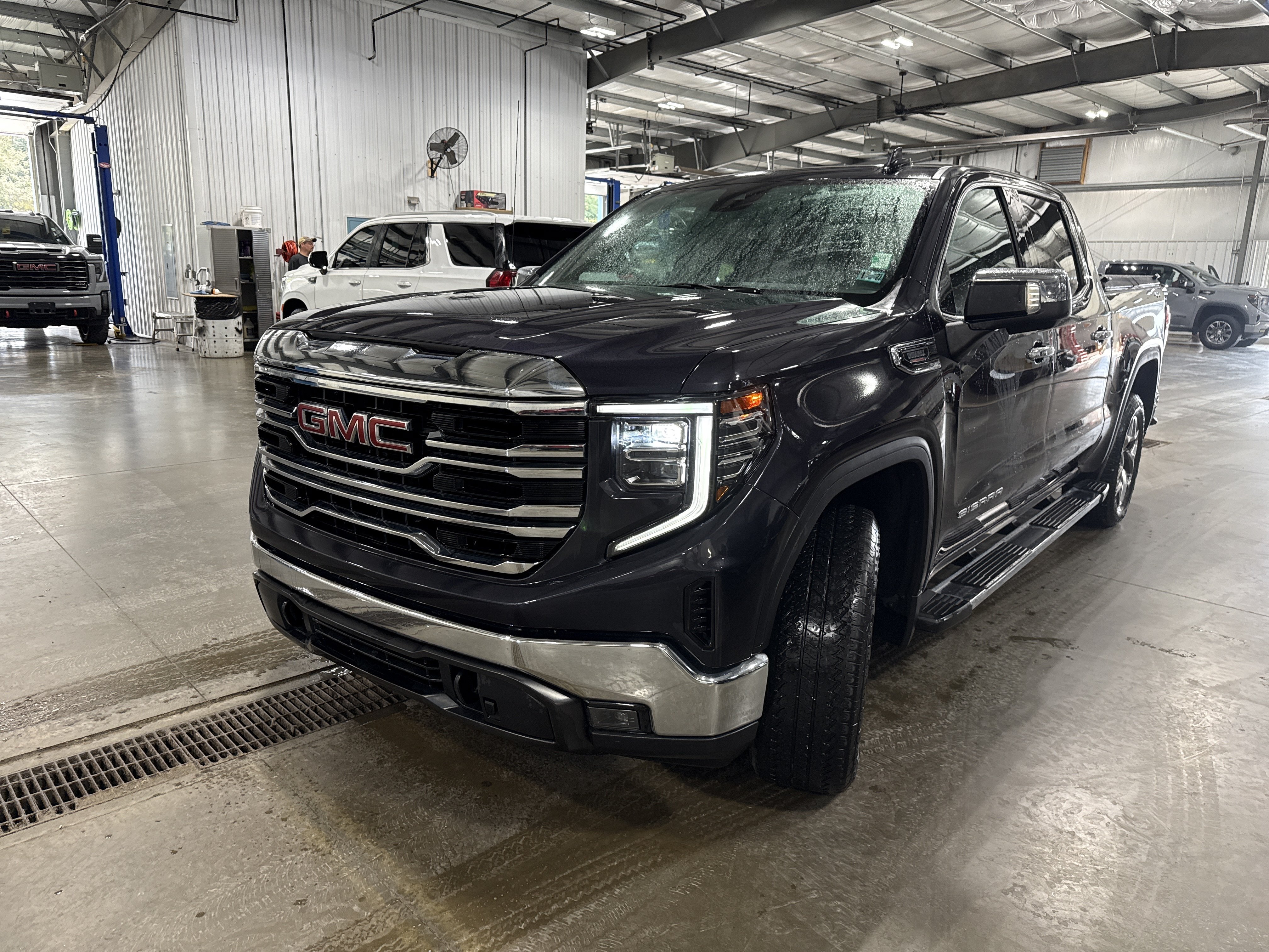 Used 2022 GMC Sierra 1500 SLT w/ SLT Premium Package AWD/4WD image 6