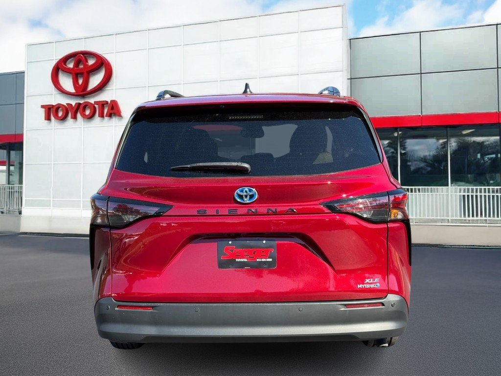 Used 2024 Toyota Sienna XLE FWD image 5