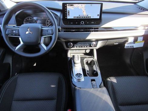 New 2026 Mitsubishi Outlander ES image 9