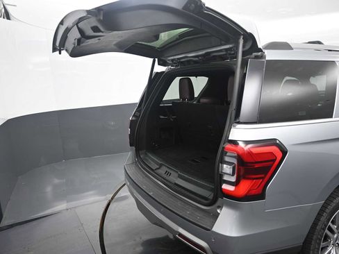Used 2023 Ford Expedition Limited image 11