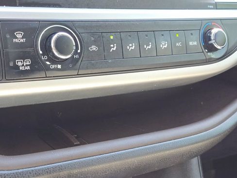 Used 2019 Toyota Highlander LE AWD/4WD image 32