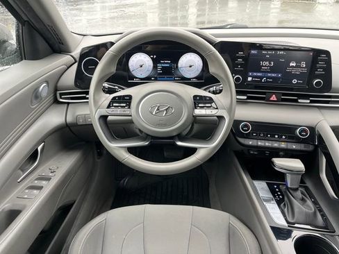 Used 2022 Hyundai Elantra SEL w/ Convenience Package FWD image 12