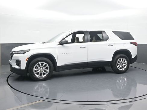 Used 2022 Chevrolet Traverse LS image 2