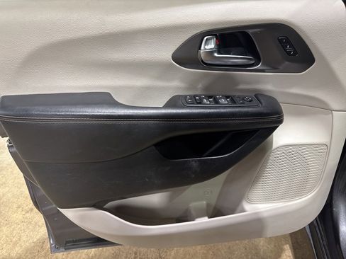 Used 2020 Chrysler Pacifica Touring-L image 12